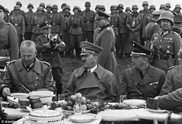 Catadora comida Hitler 3